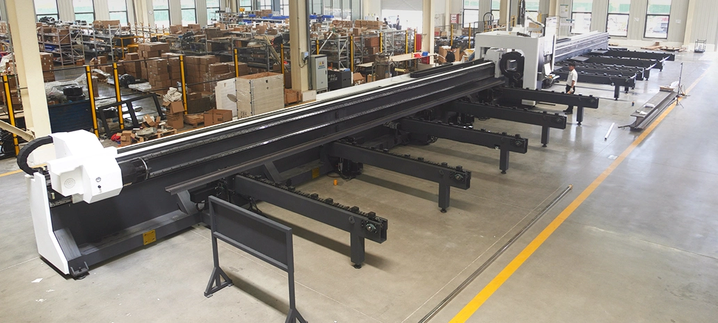 CNC boru lazer kesim makinesinde otomatik yükleme sistemi.webp